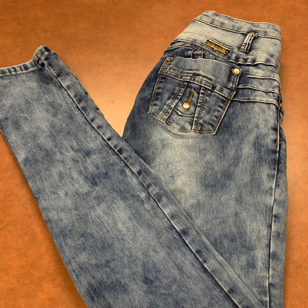 High-waisted skinny blue jeans